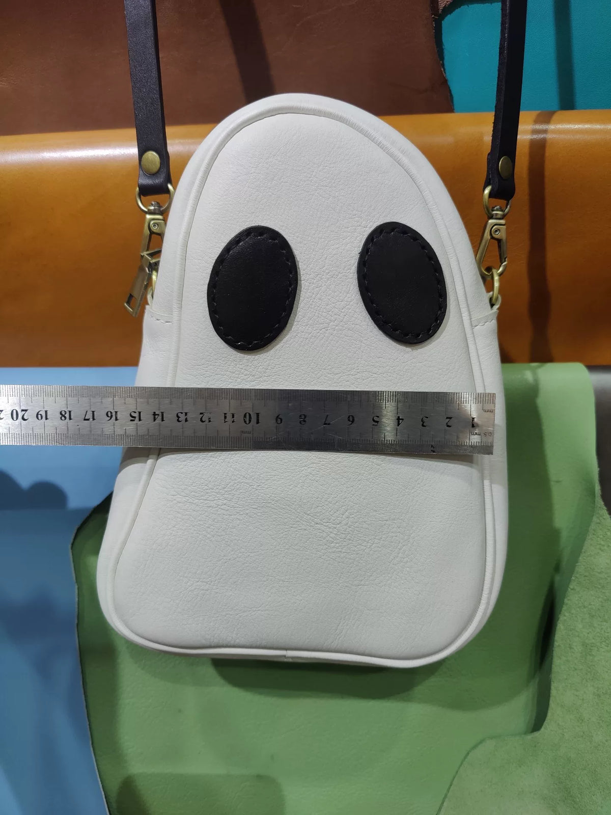 Crossbody-Tasche in Geisterform aus weißem Leder