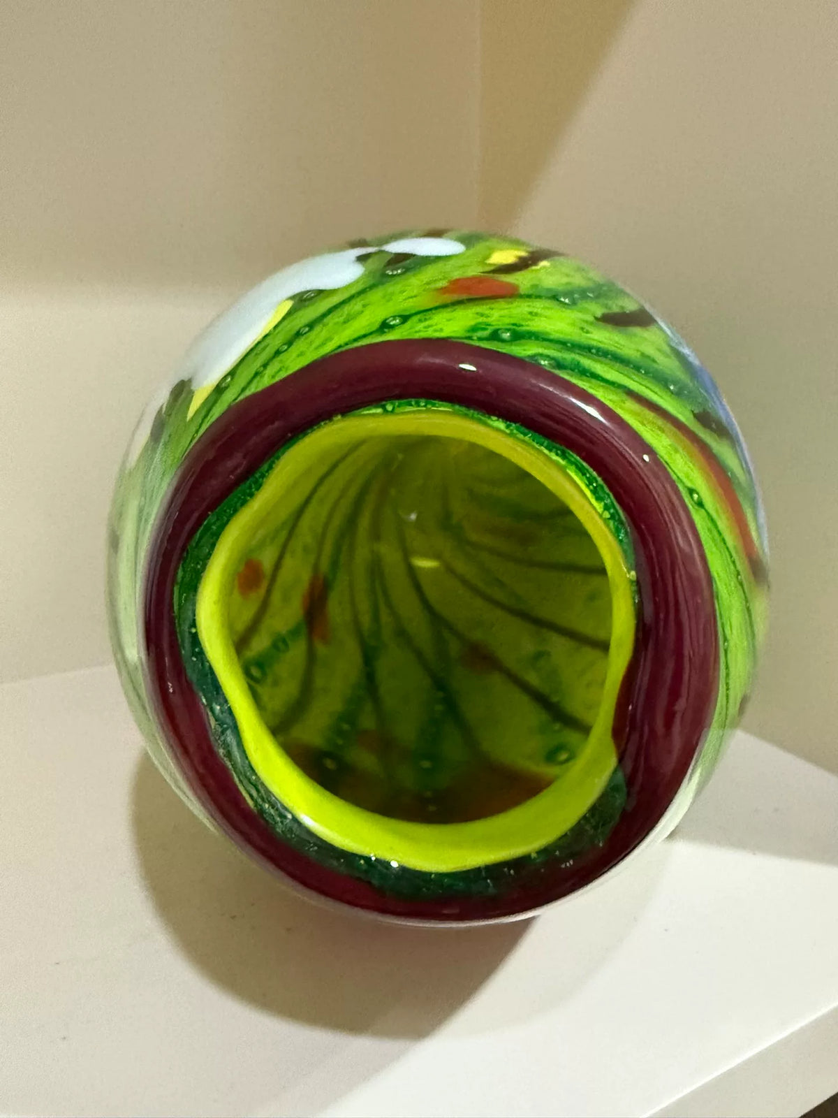 Vase vintage en verre vert aux fleurs