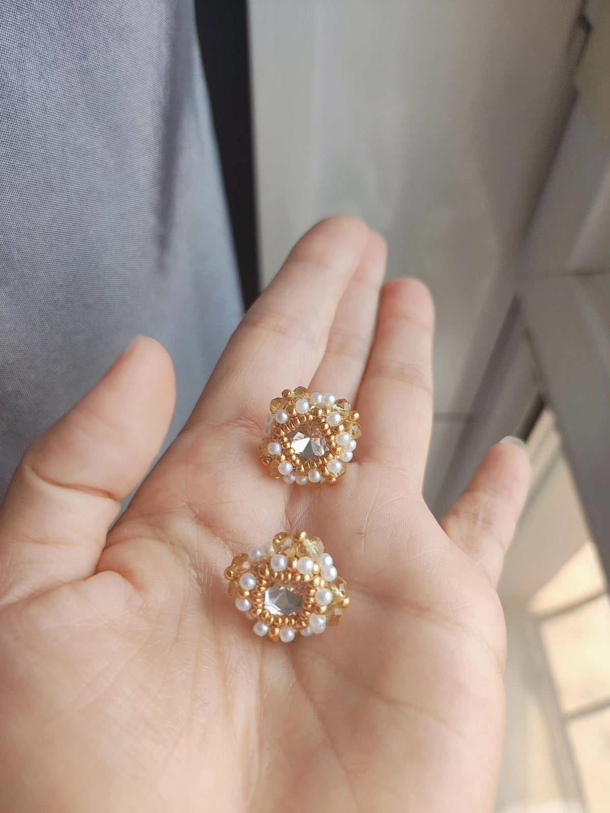 Ensemble bandeau, boucles d'oreilles et collier de perles vintage