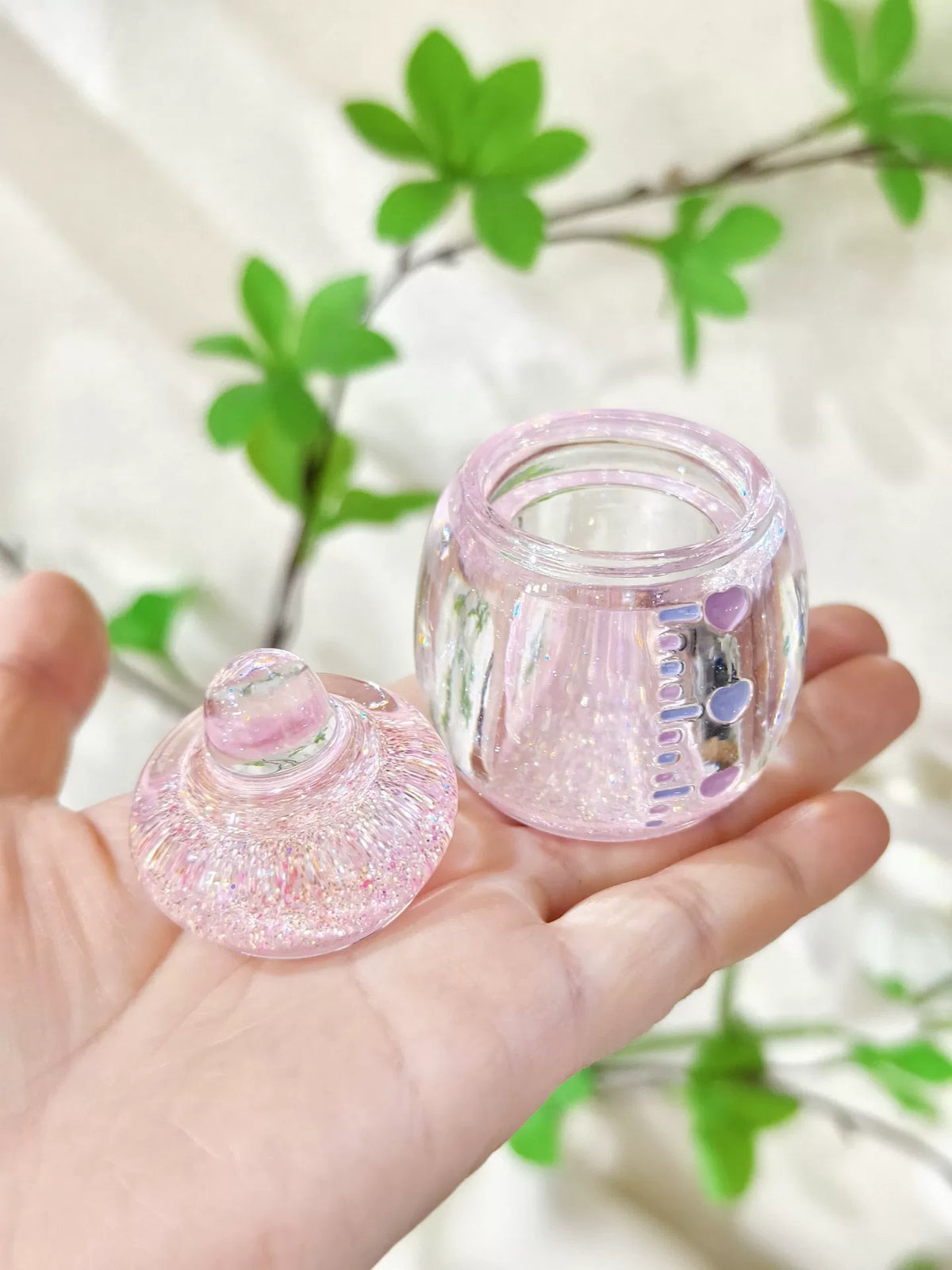 Glittriga rosa resin-nappflaskor twistburkar