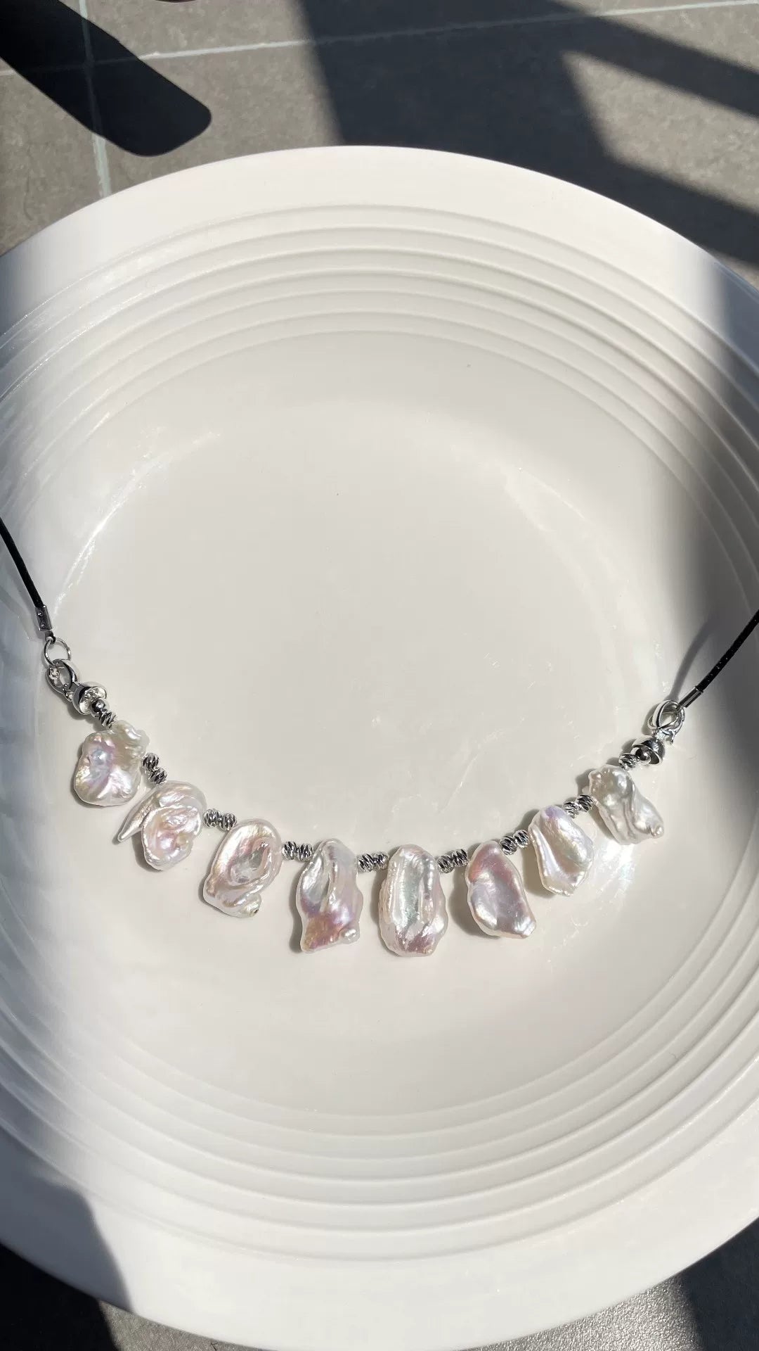 Omställbart halsband och armband med barockpärlor