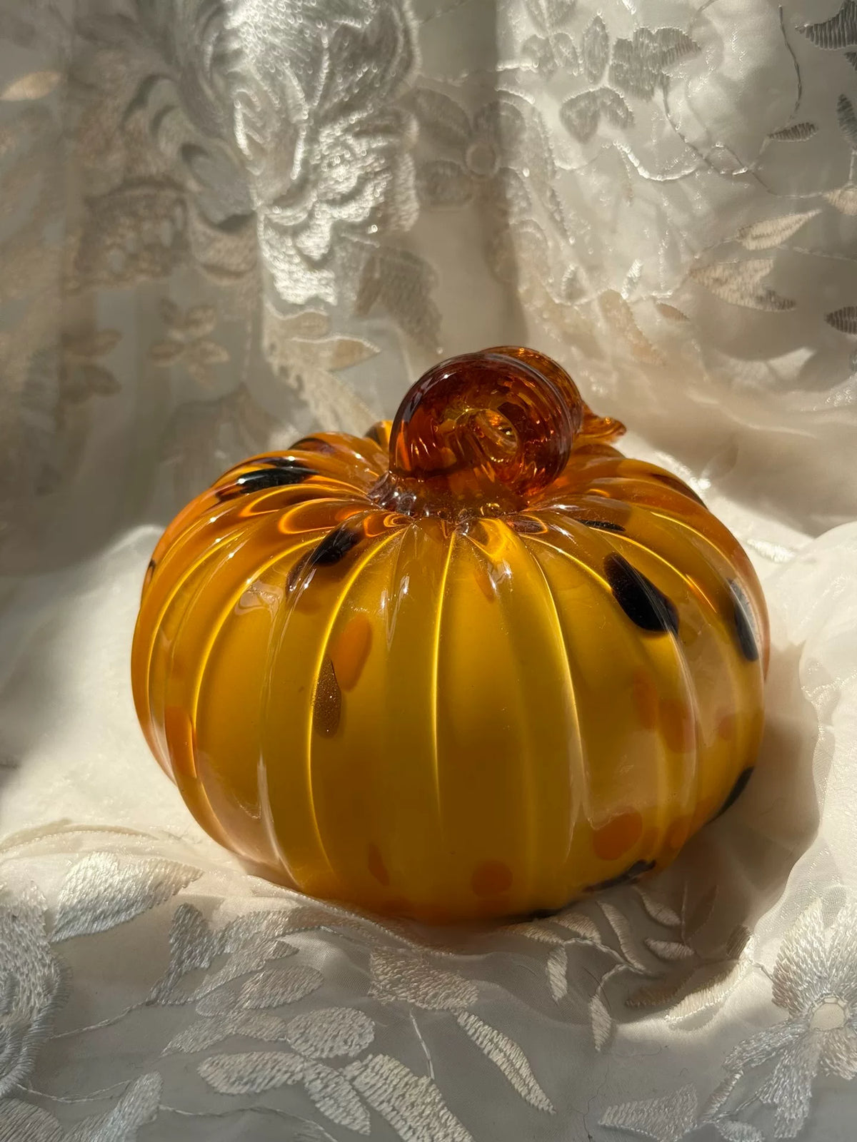 Citrouille en verre ambré vintage avec taches sombres