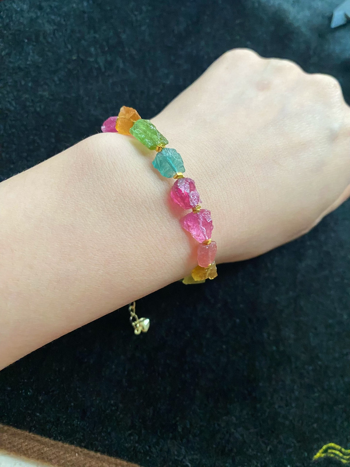 Pulsera arcoíris de turmalina en bruto