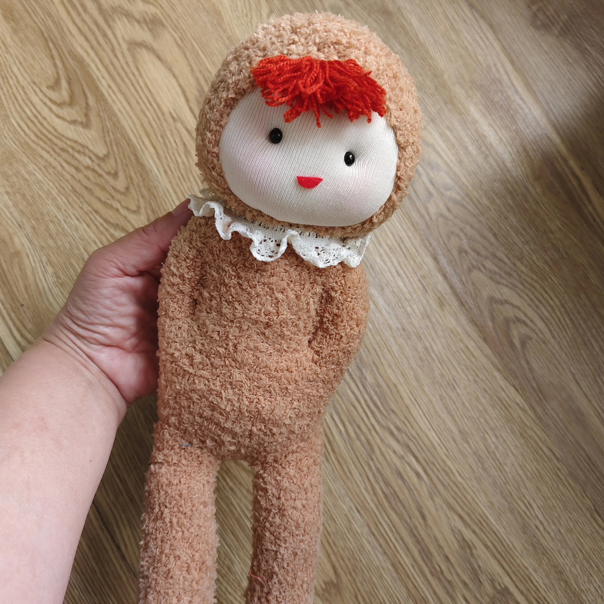 Handgefertigte Sockenpuppe Mädchen mit Spitzenkragen