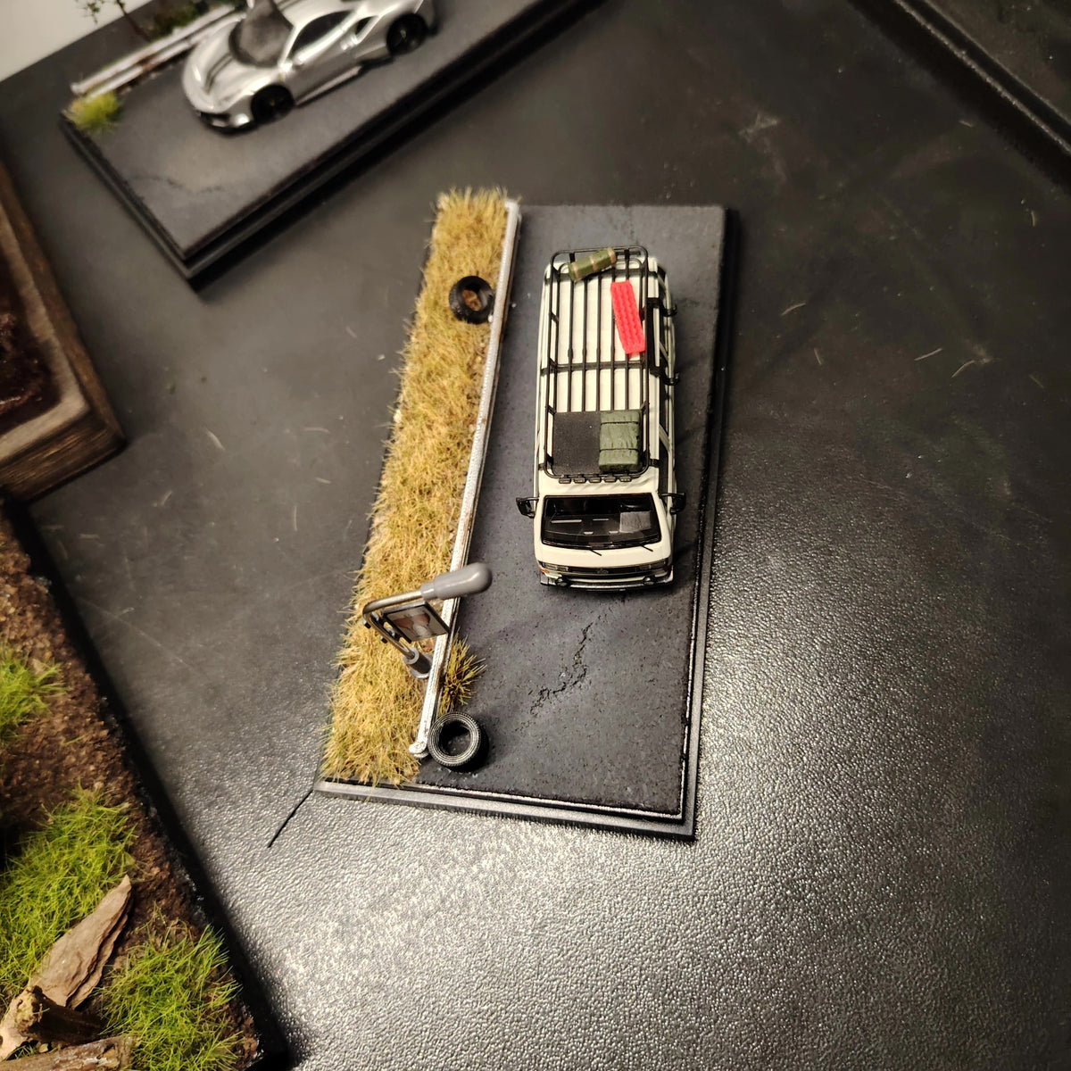 Diorama-bas med höstväg i skala 1:64