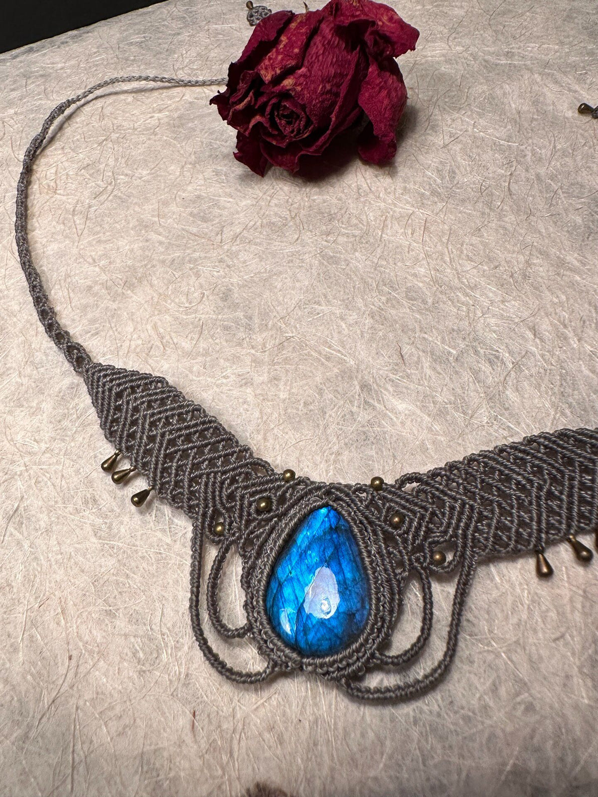 Colar Gargantilha de Macramé com Labradorite Azul em Gota Feito à Mão