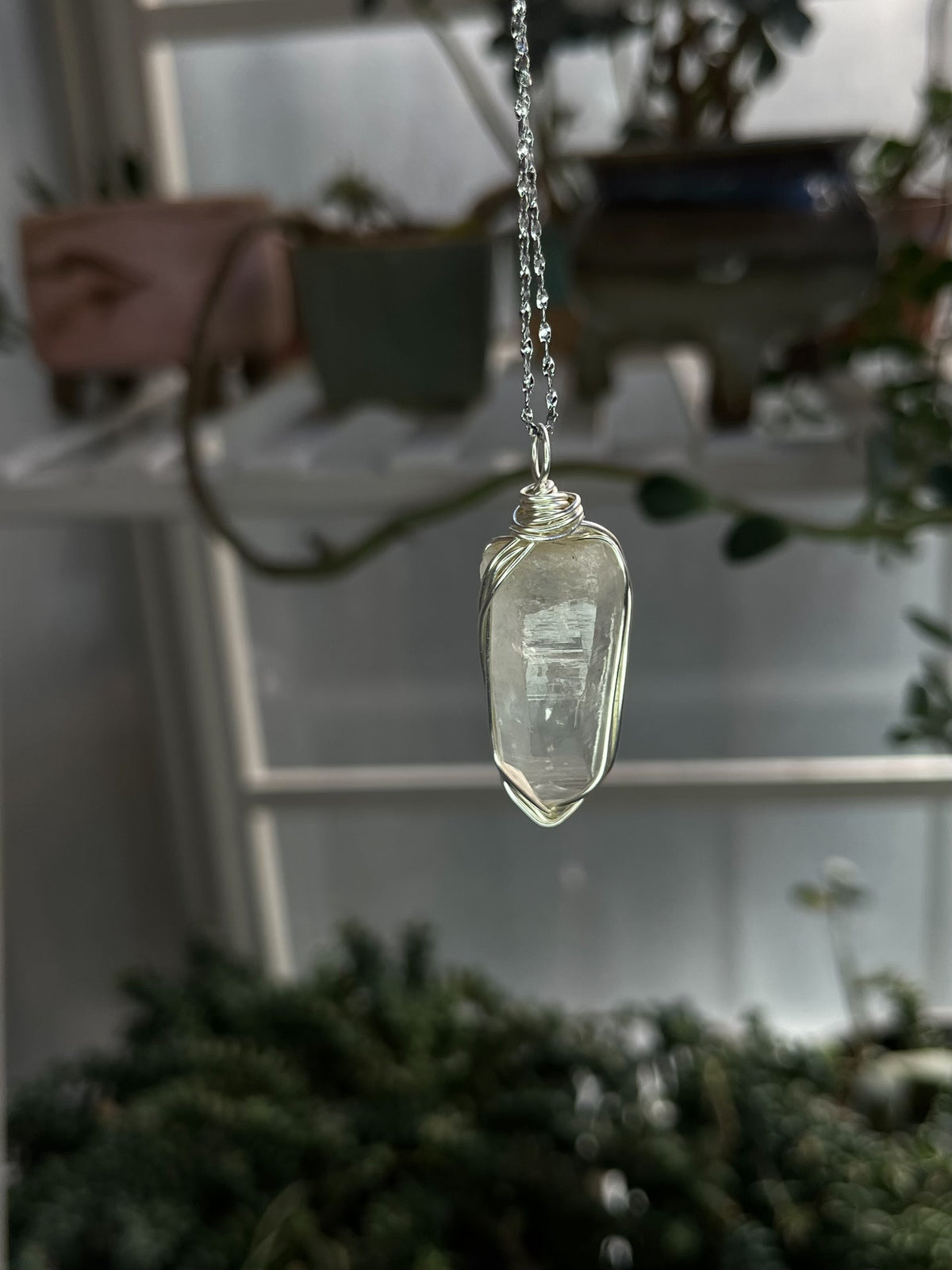 Colar com Pendente de Cristal de Quartzo Branco Enrolado à Mão