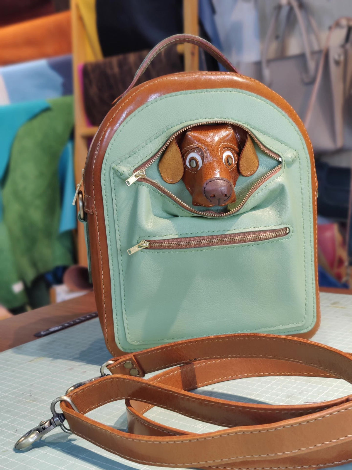 Brauner mintgrüner Lederrucksack mit Hundekopf