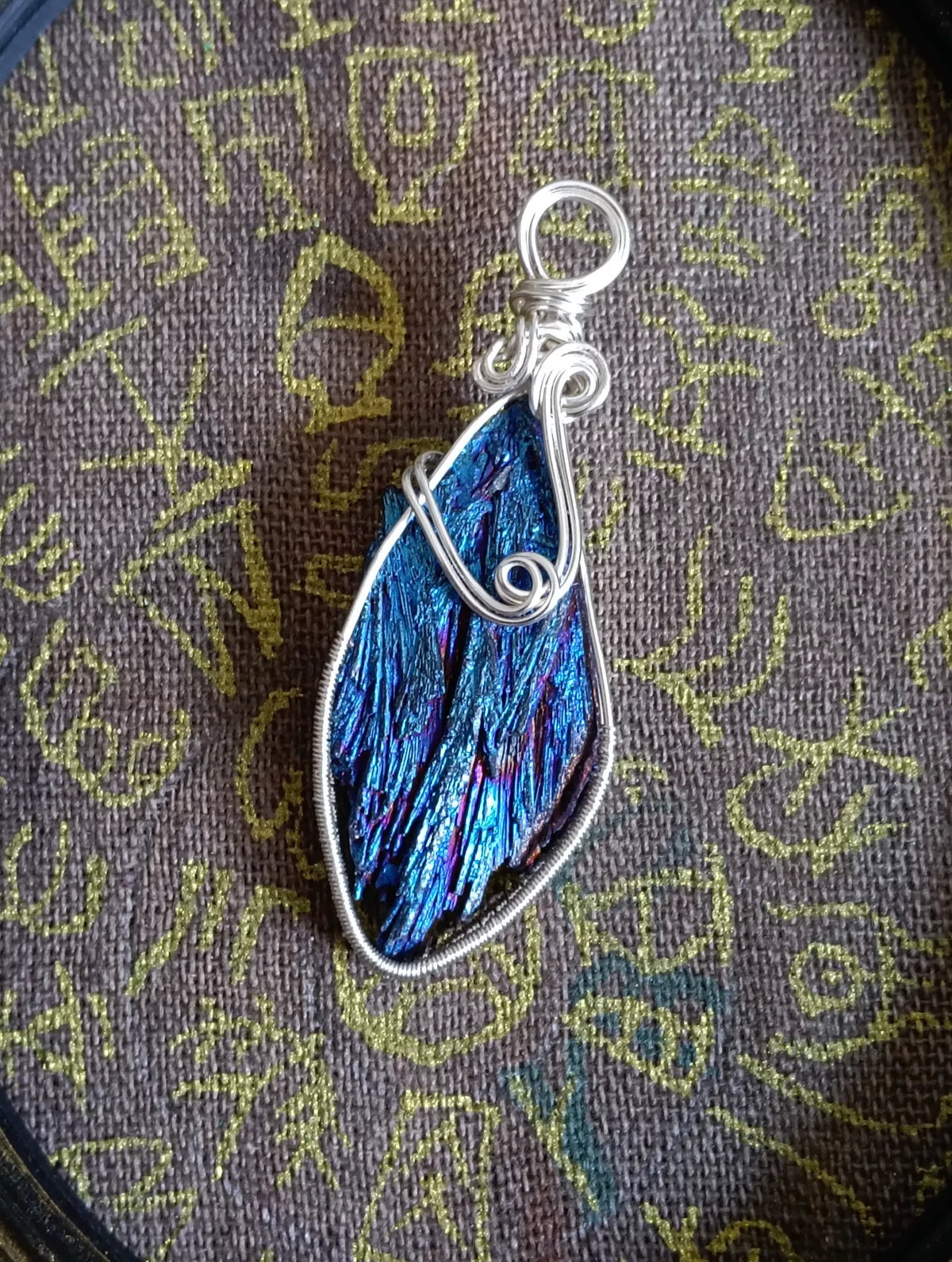 ハンドメイド ワイヤーラッピング 虹色ティアドロップペンダント