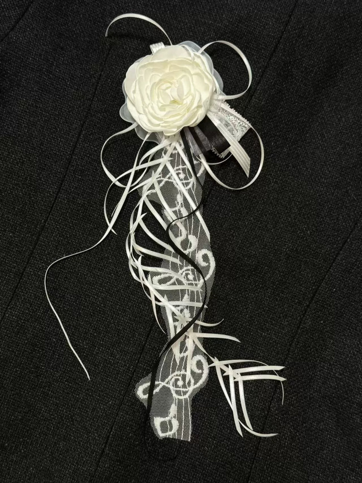 Spilla a nastro con camelia, accessorio per capelli e charm per borsa