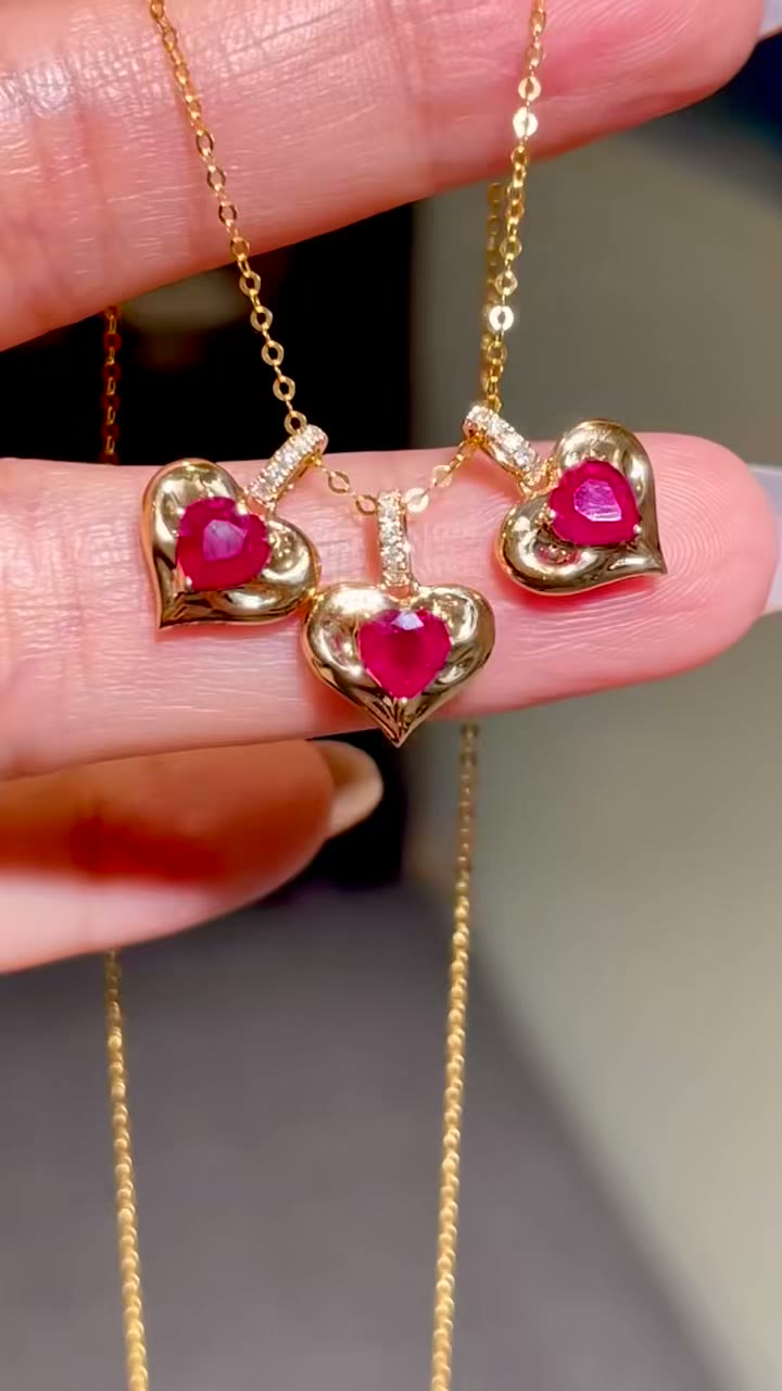 Conjunto de Colar com Pingente e Brincos em Coração Dourado 18k