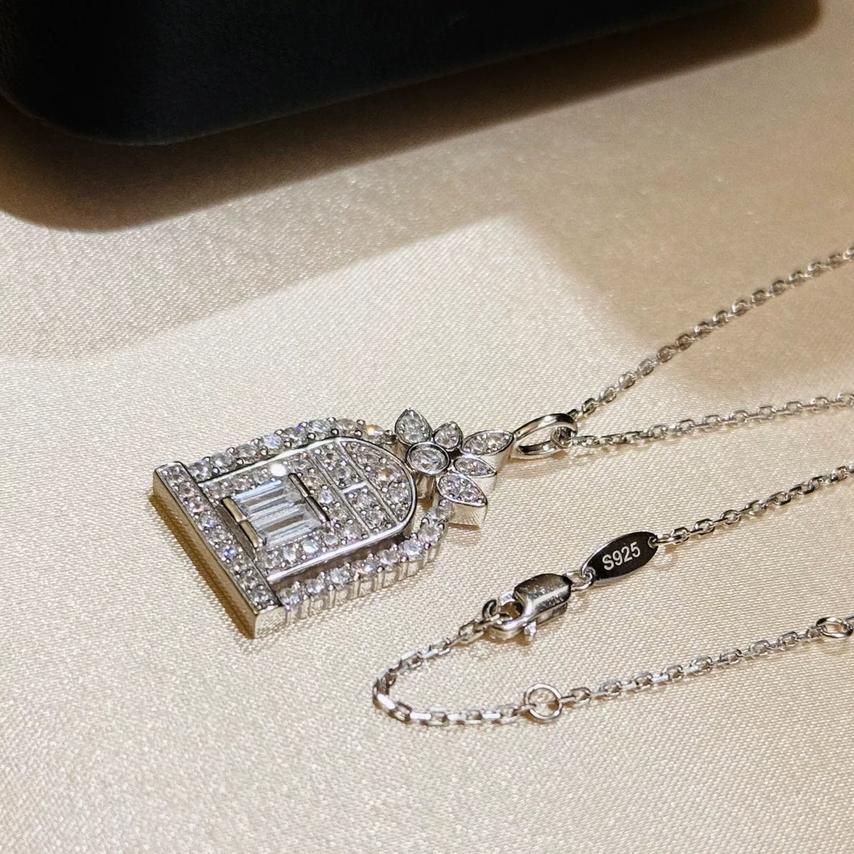 Collar con colgante puerta de castillo en plata S925 con baño de rodio