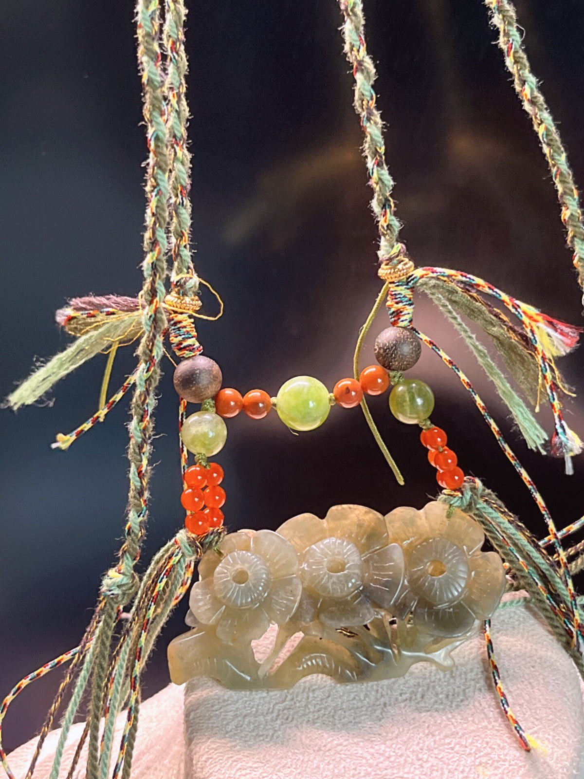 Collier pendentif fleur sculptée en jade de Xiuyan naturel