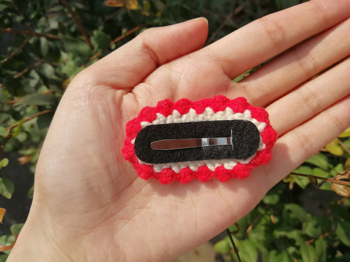 Pin para el pelo de ganchillo con lazo rojo hecho a mano