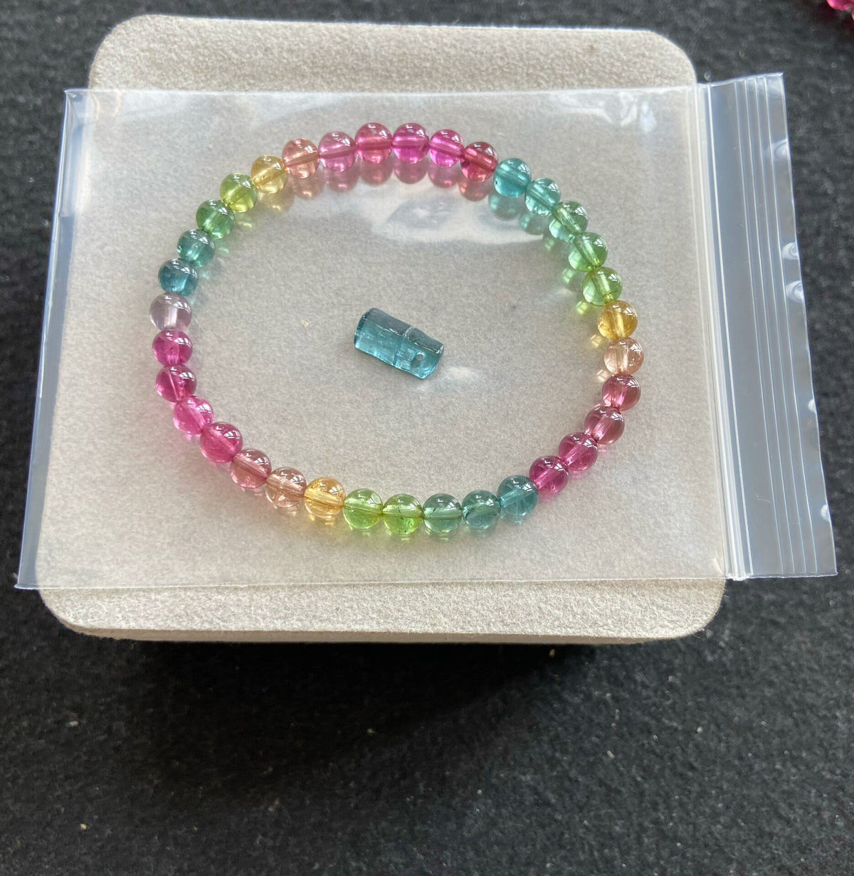 Regenbogen-Turmalin-Perlenarmband mit Anhänger