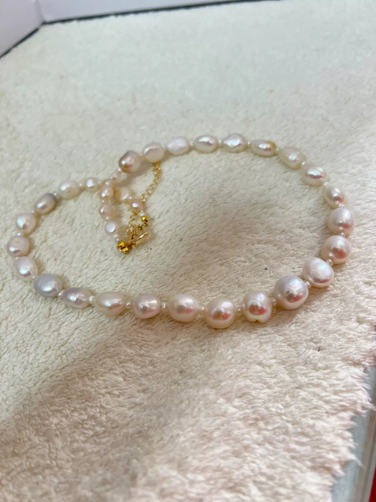 Colar de Pérolas de Água Doce Graduado com Fecho Dourado
