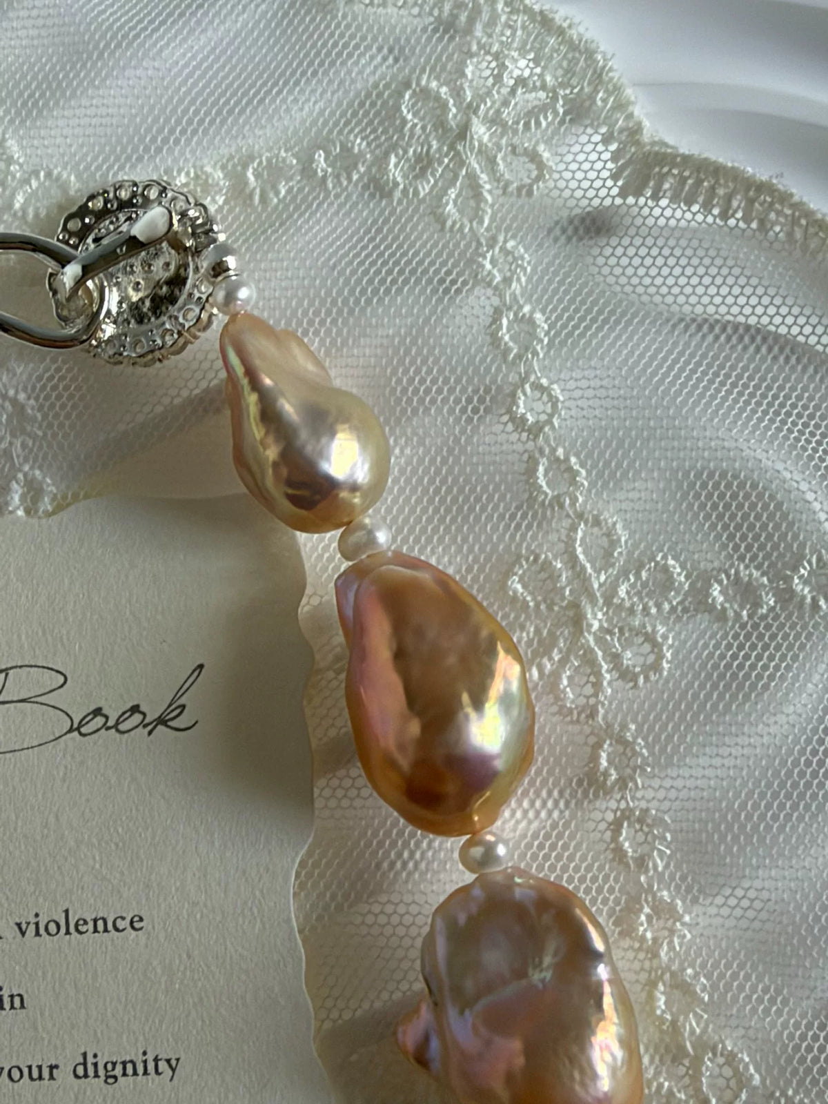 Collier de perles d'eau baroque or champagne irisé