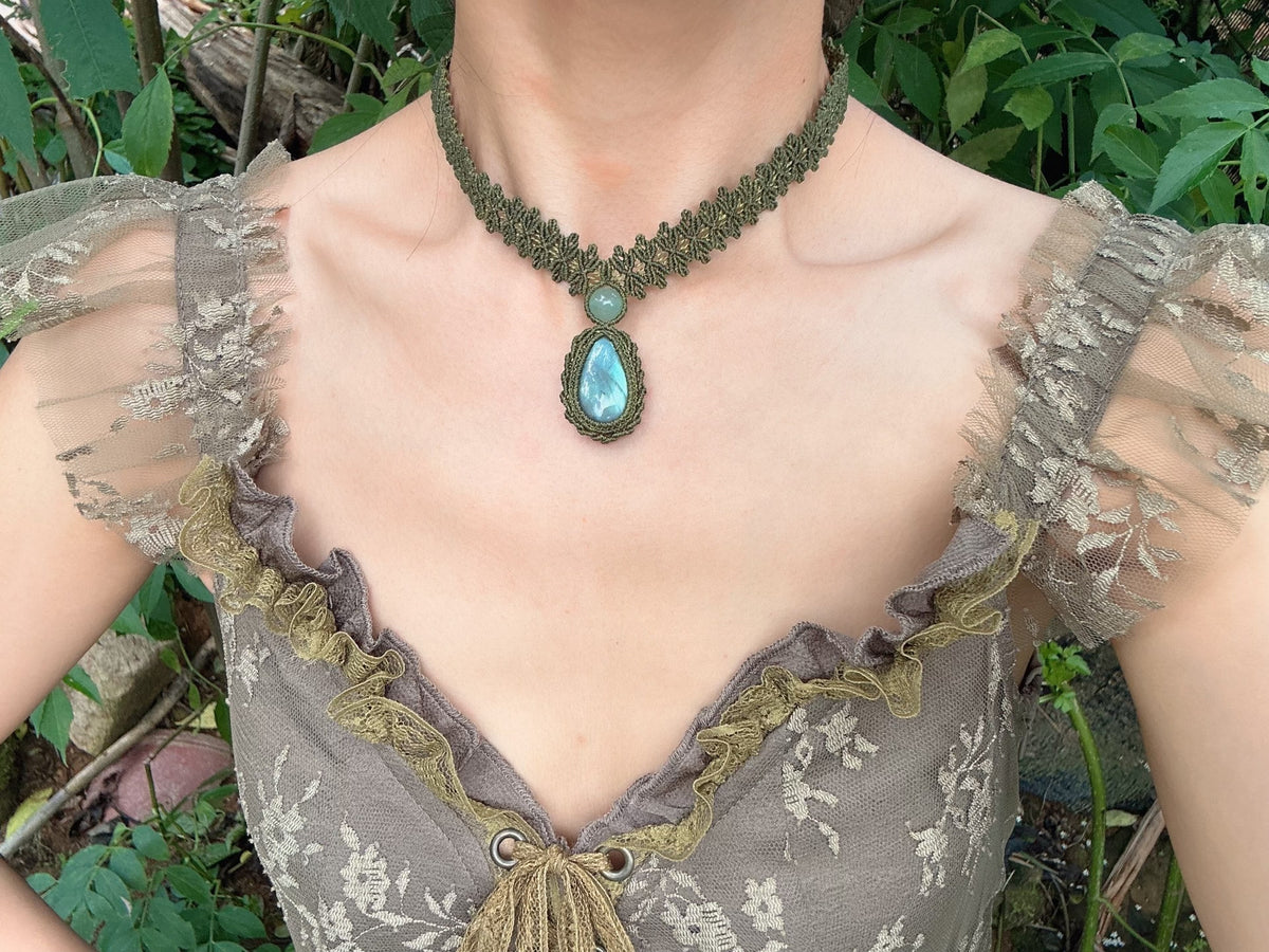 Handgakte Macrame Choker met Labradoriet Hanger