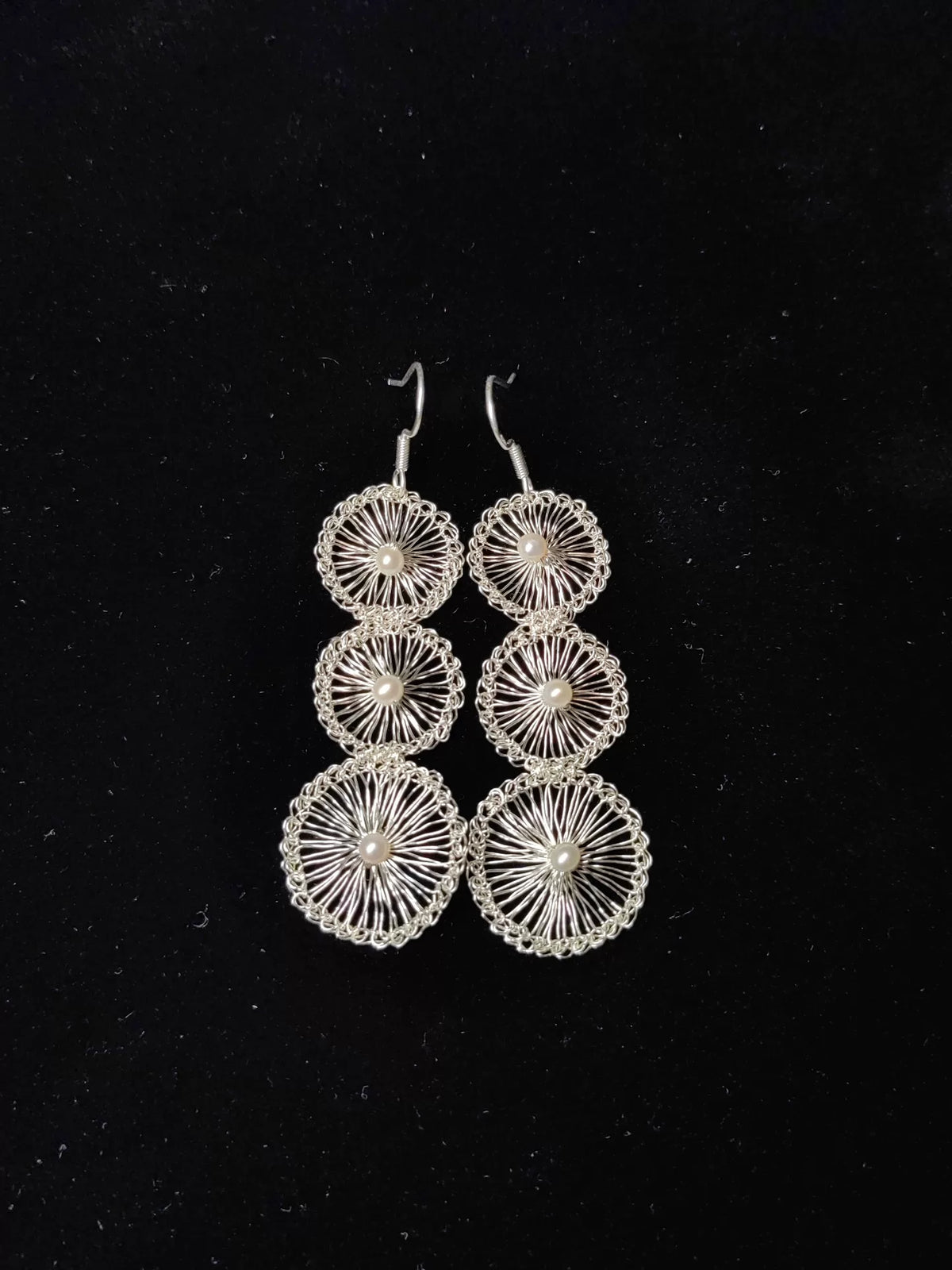 Pendientes de crochet a mano con alambre de plata y perlas