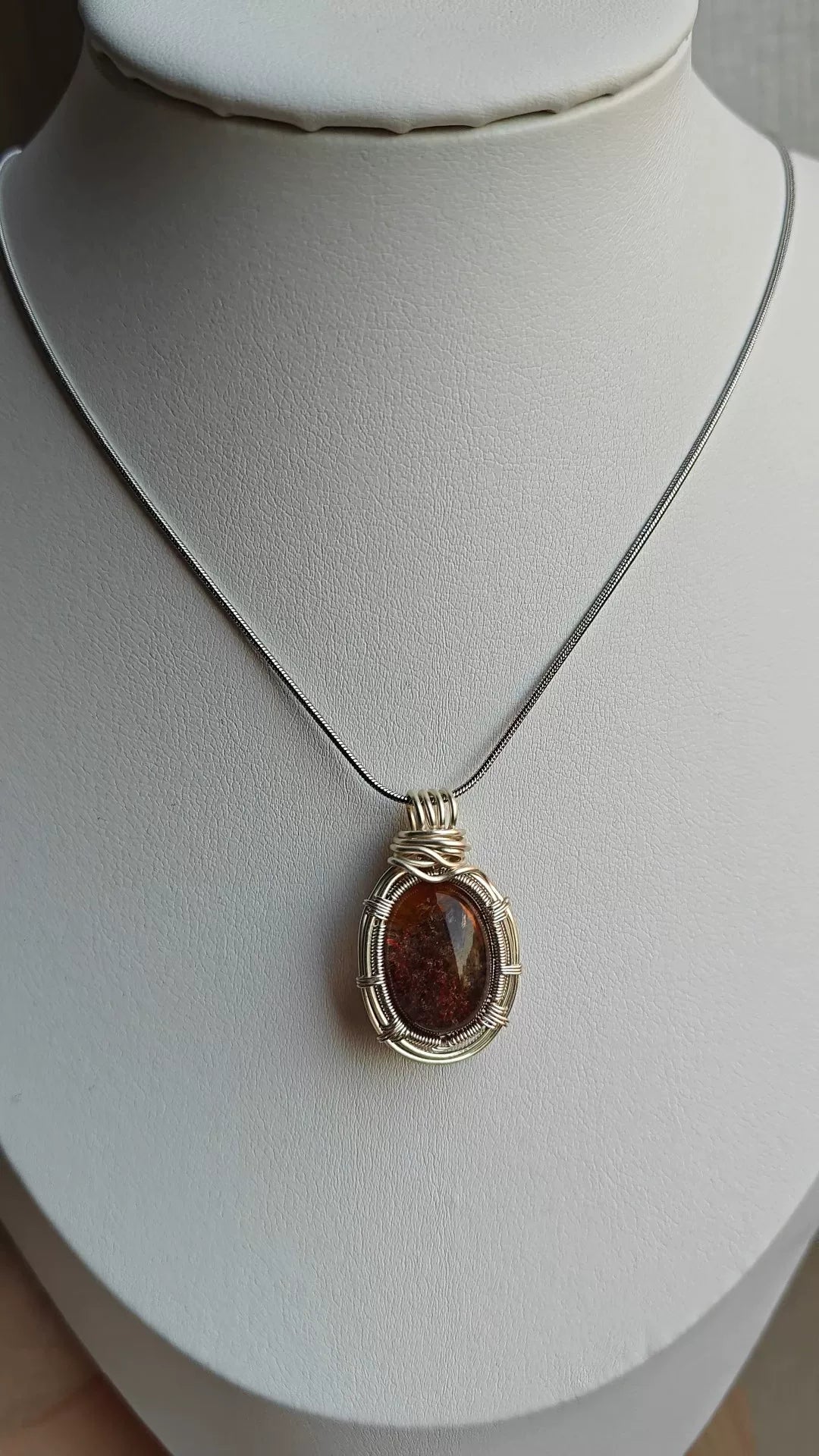 Collana con Pendente in Cristallo Ghost Avvolto nel Filo
