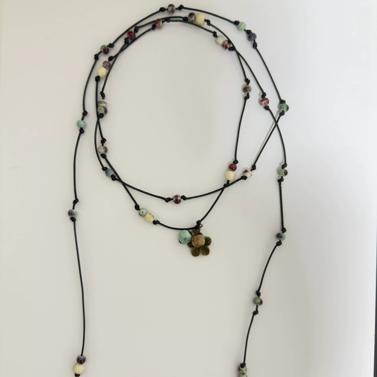 Collana lunga con perle in ceramica artigianale