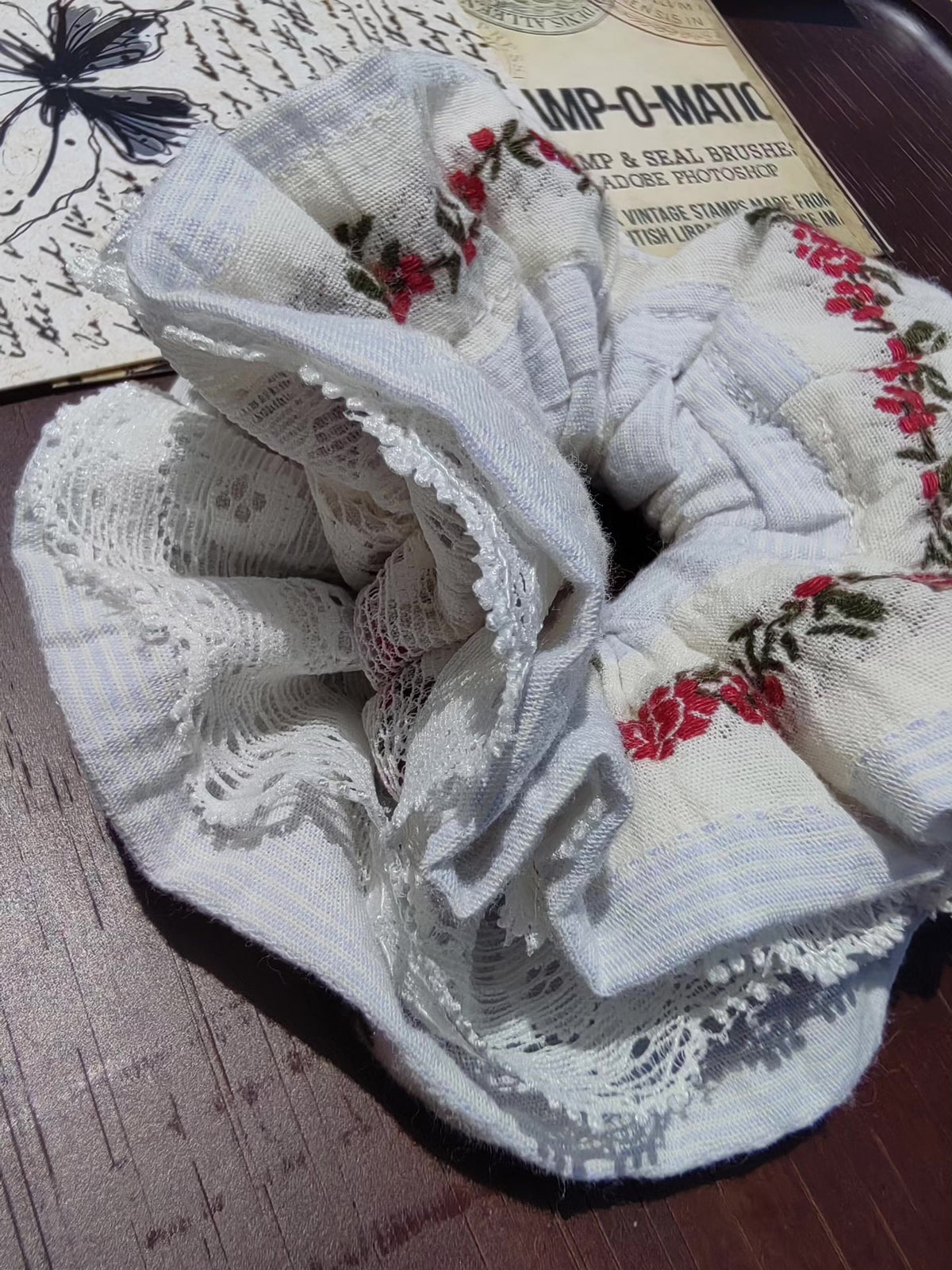 Scrunchie a doppio strato floreale azzurro latte