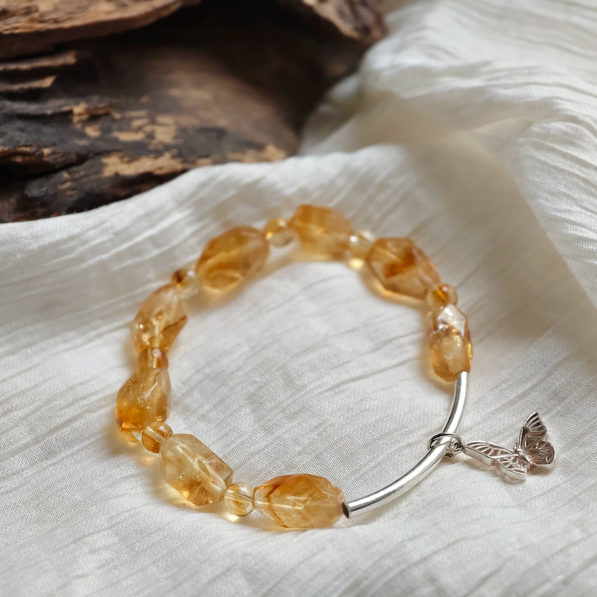 Armband med citrinpärlor i tornform och fjjäril i silver