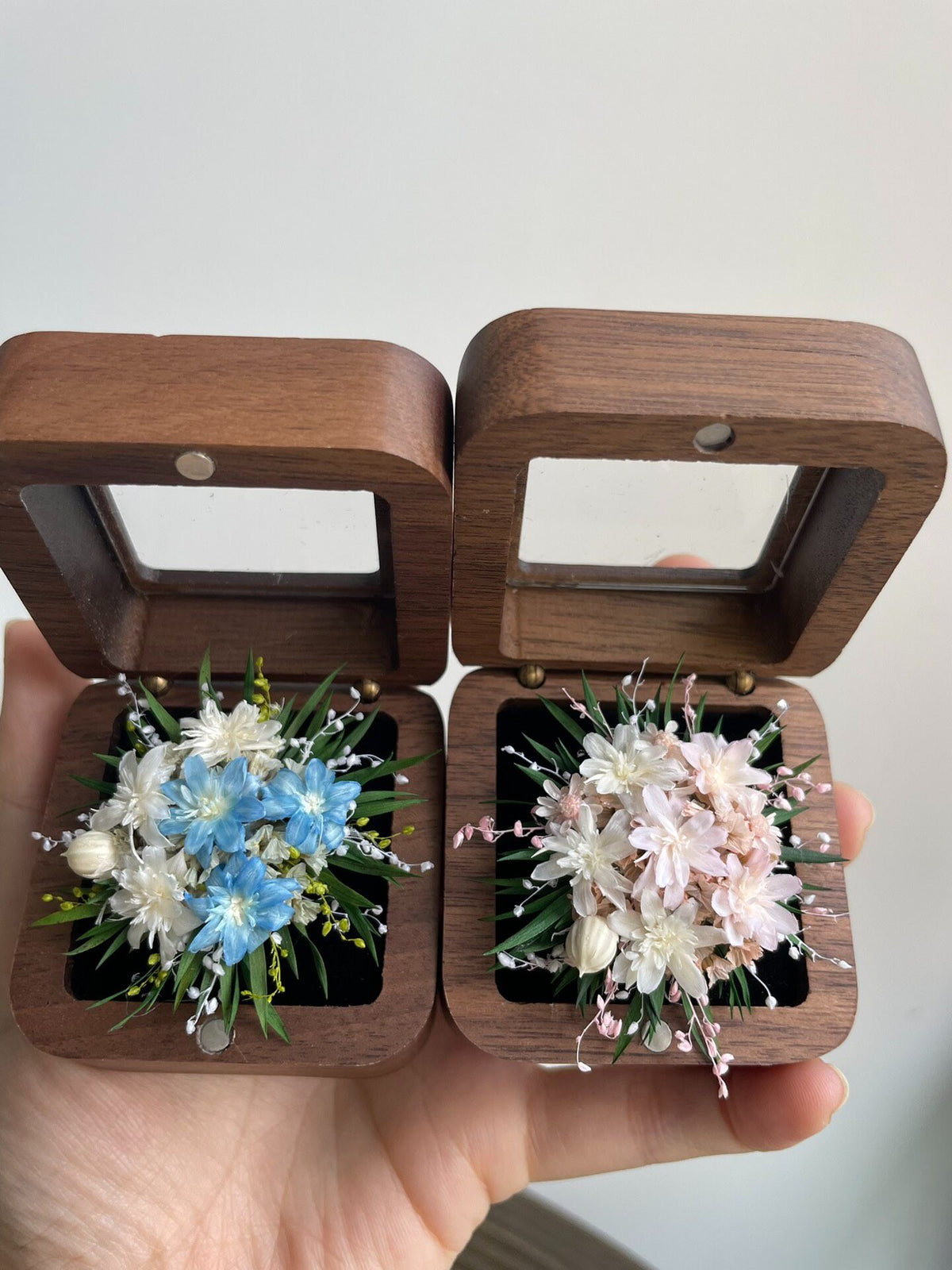Anillos ajustables con flores preservadas en cajas de madera