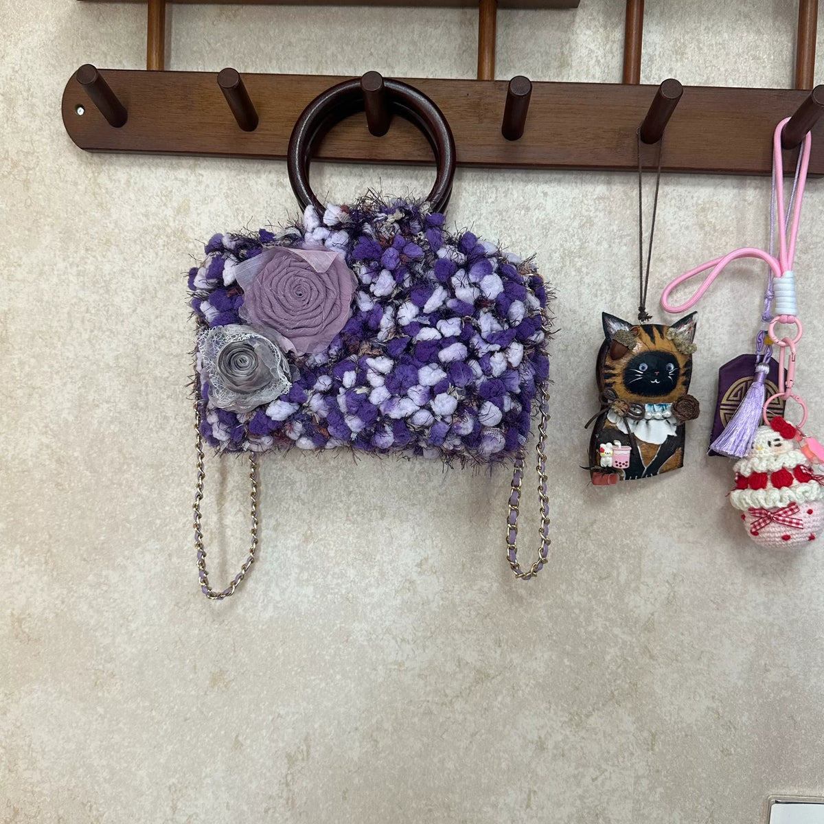 Borsa intrecciata viola con maniglie ad anello