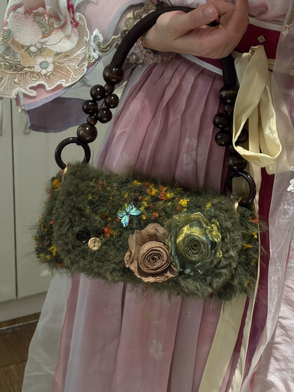 Sac à main fleuri en fil pelucheux vert mousse