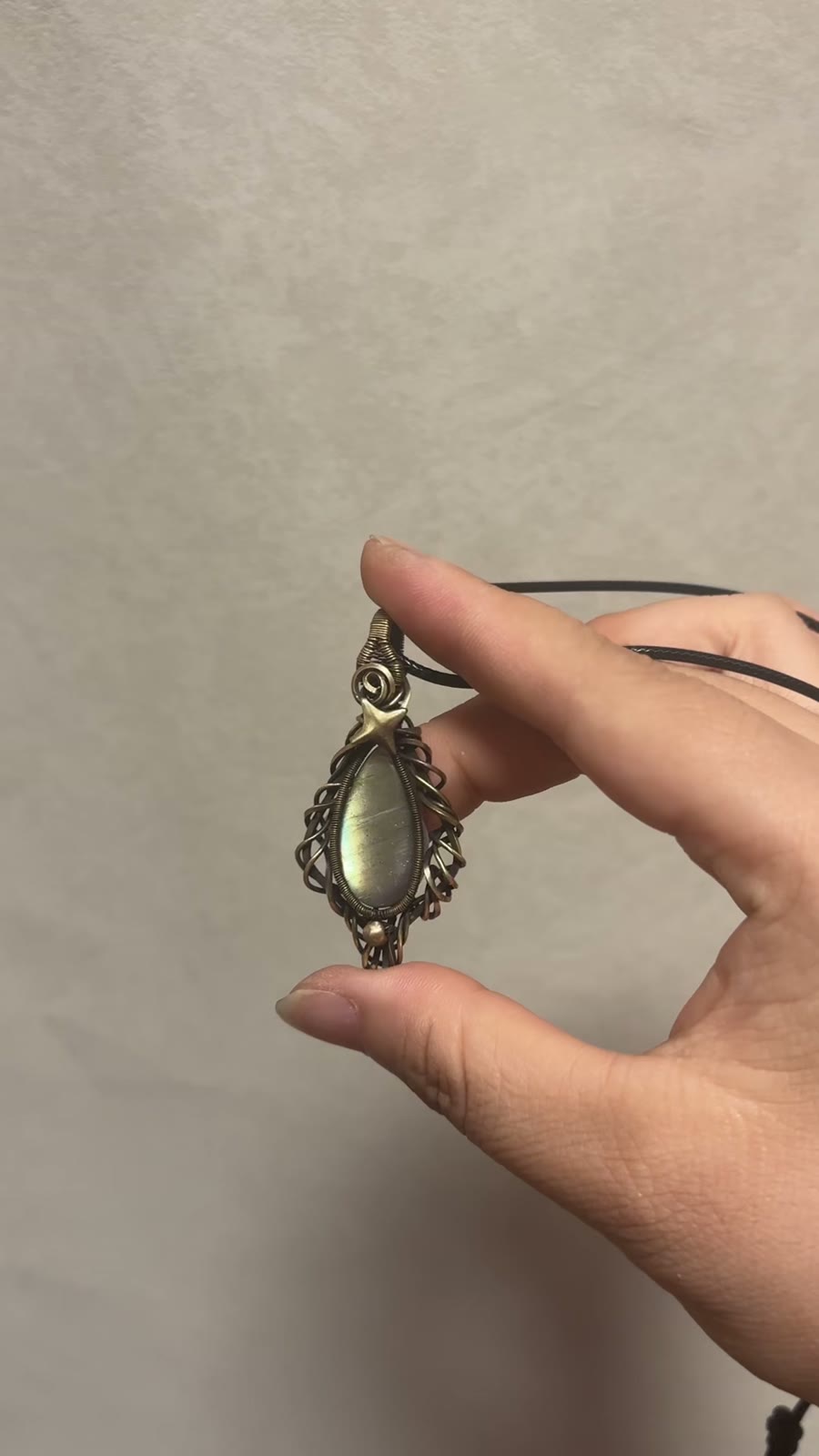 Halsband med hängsmycke i labradorit och virad mässing