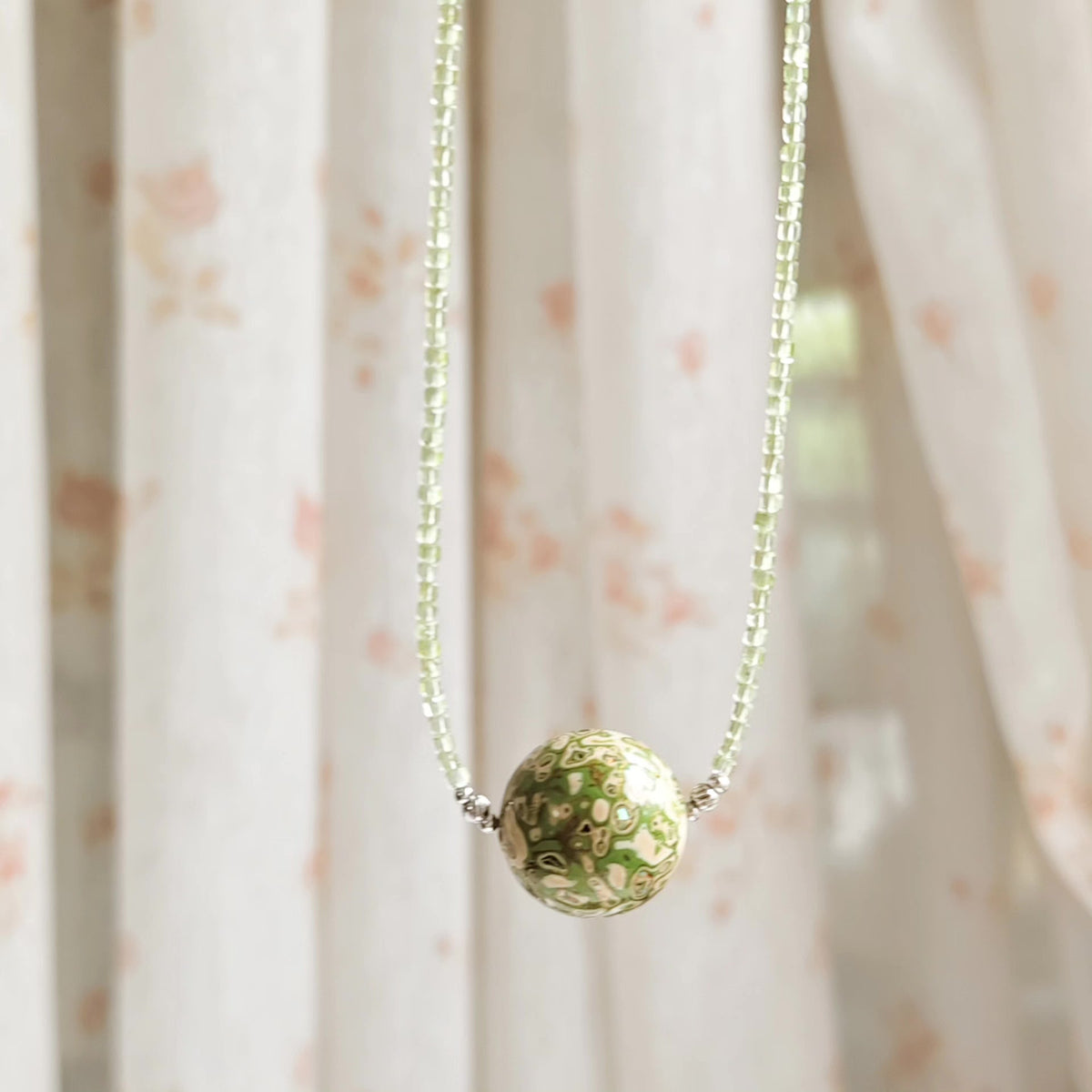 Colar de Peridoto com Conta de Laca Feito à Mão