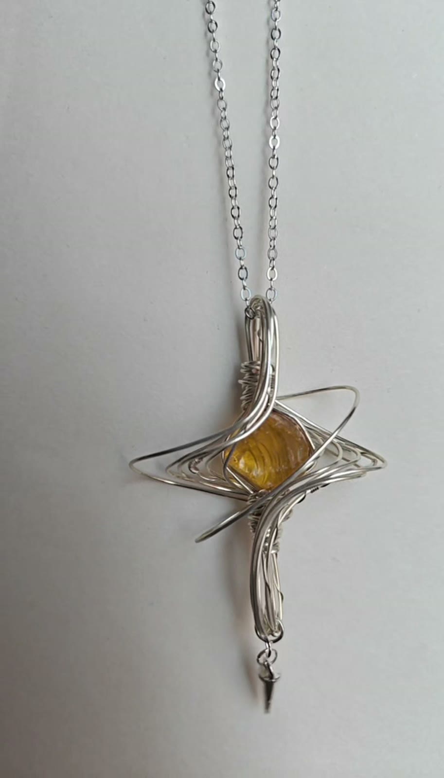 Collana con pendente in vetro giallo avvolto a filo