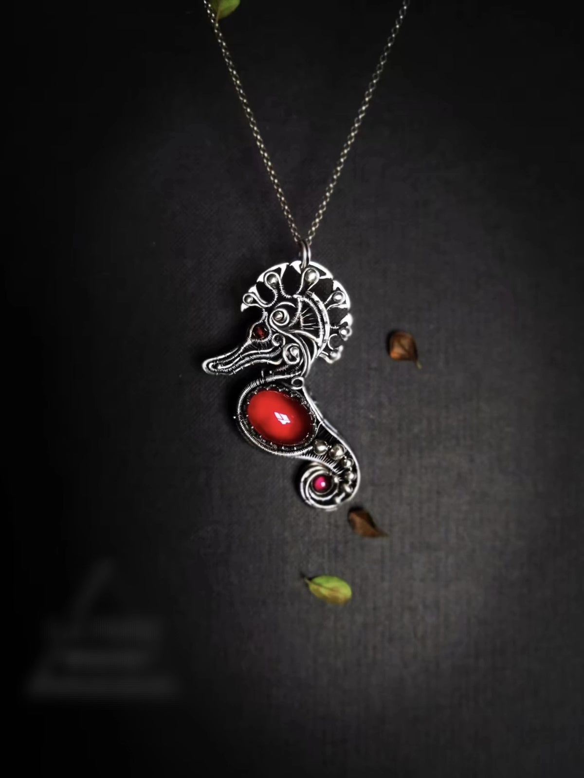 Broche et pendentif d'hippocampe en grenat et argent pur 99 % fait main