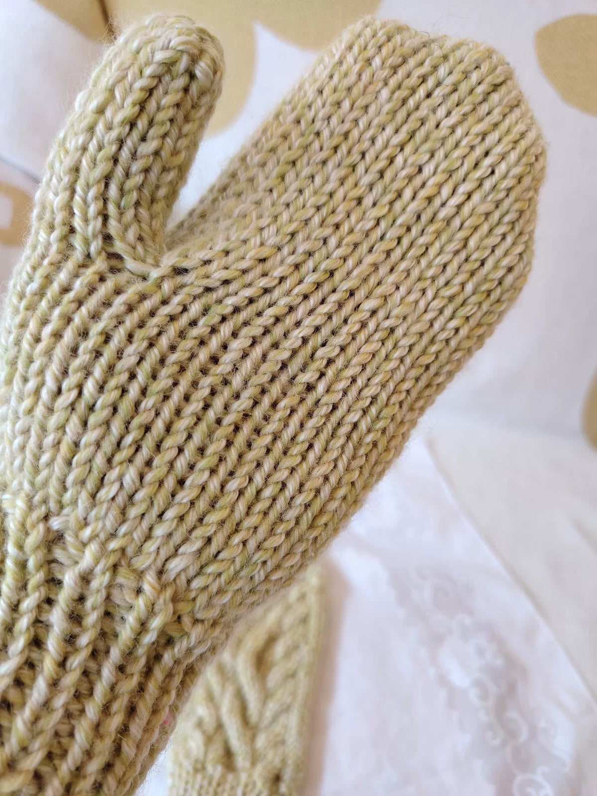 Handgestrickte Wollfächer mit Zopfmuster