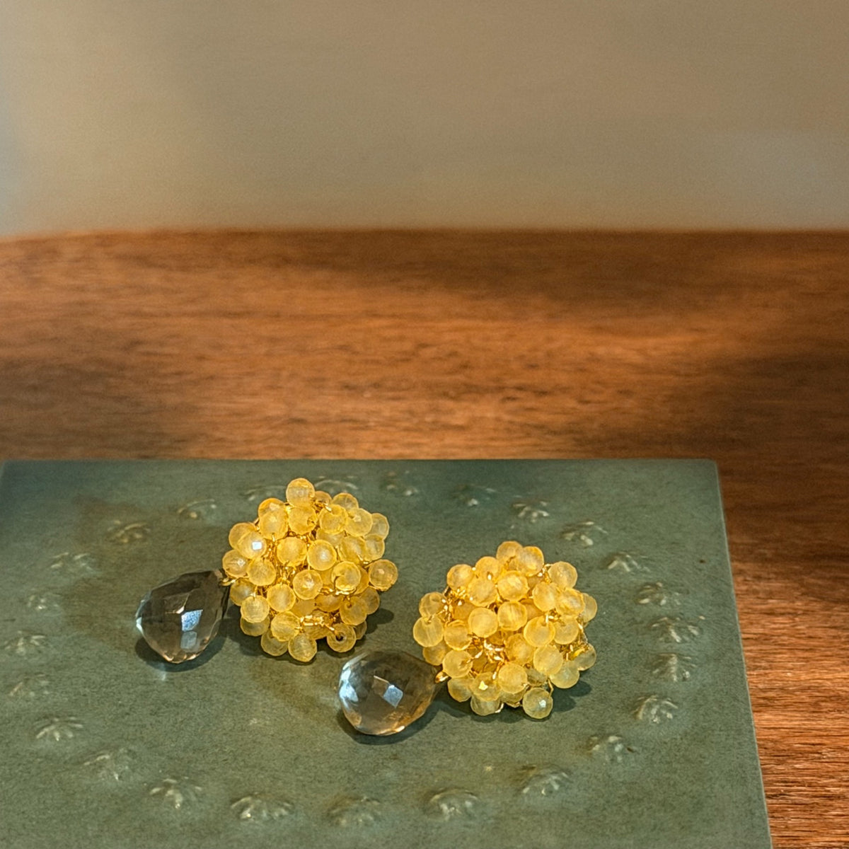 Brincos de Contas Amarelas Feitos à Mão com Gota de Quartzo