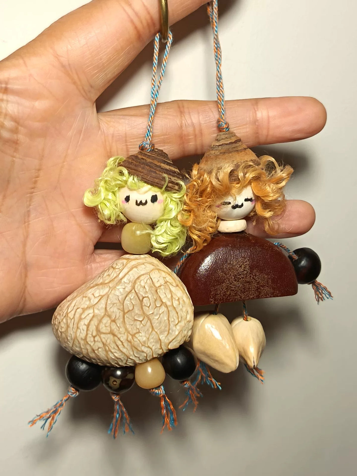 Dije de muñecas con vainas naturales hecho a mano