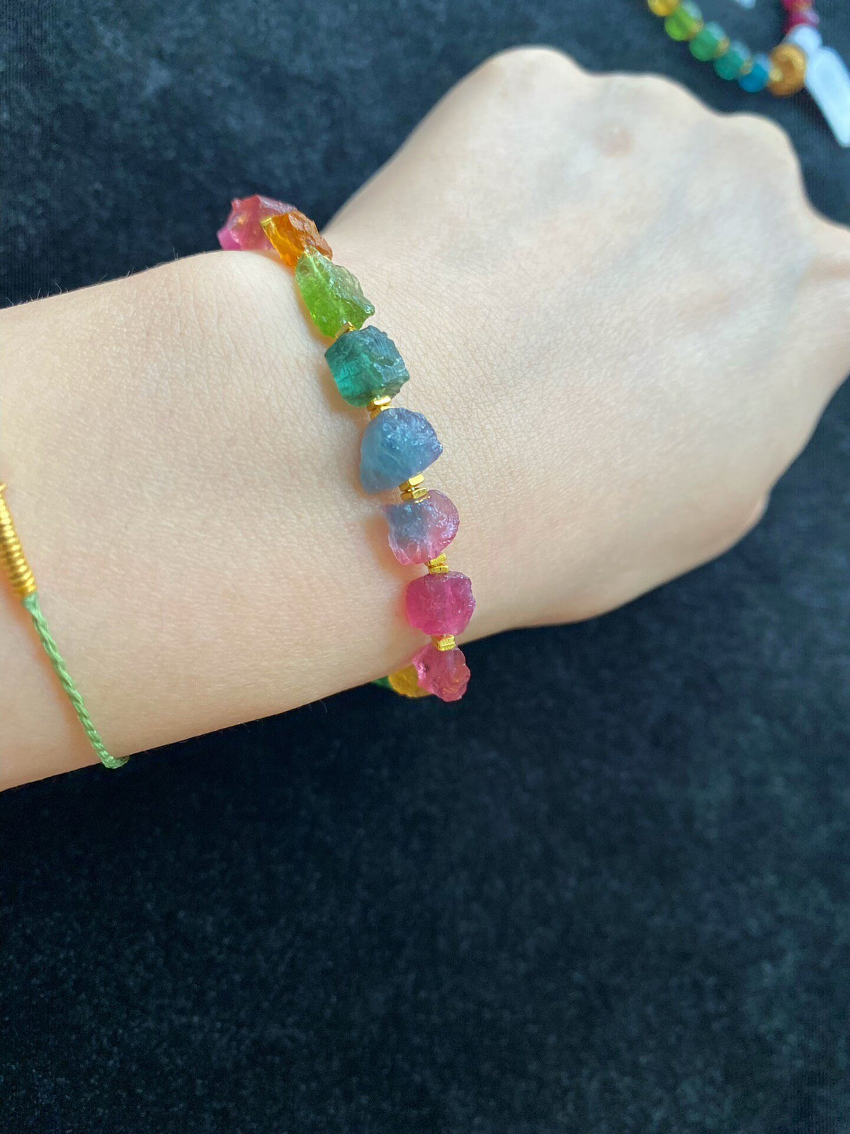 Pulsera arcoíris de turmalina en bruto