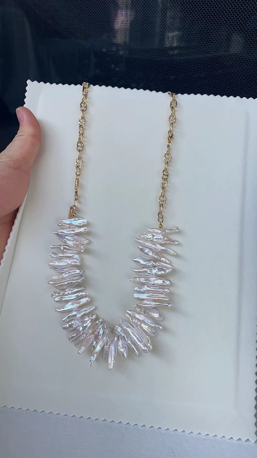 Collana statement con perle barocco d'acqua dolce a forma di V