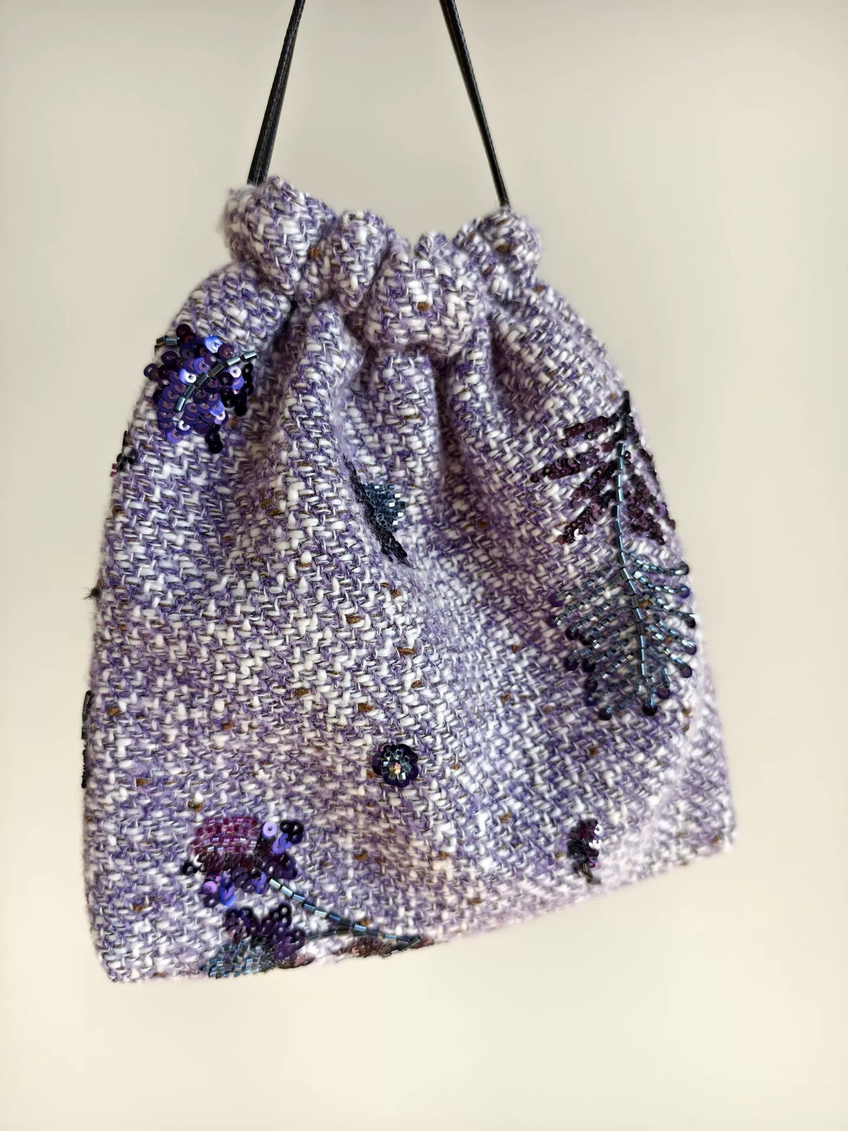 Borsa a sacchetto con coulisse in lana lavanda con perline