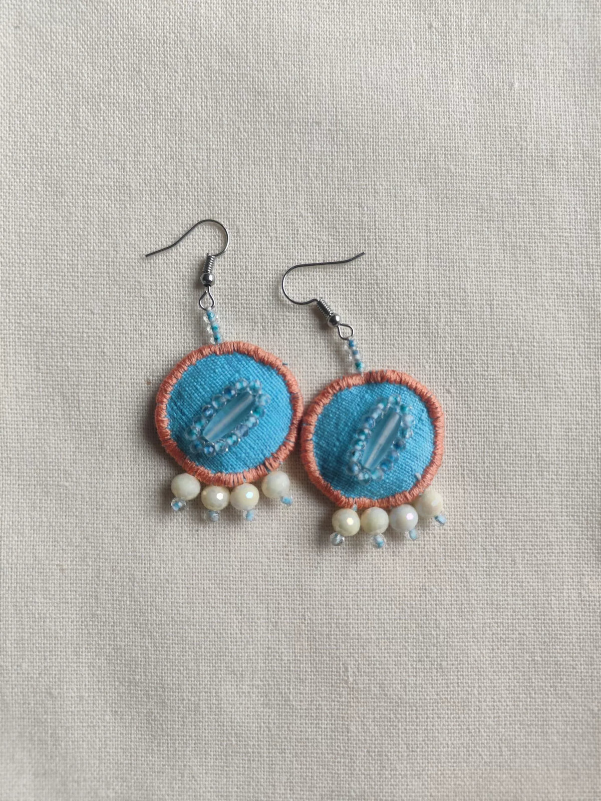 Boucles d'oreilles artisanales en tissu bleu et perles à franges