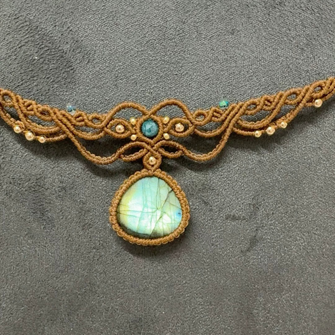 Collana Choker in Macramè con Labradorite