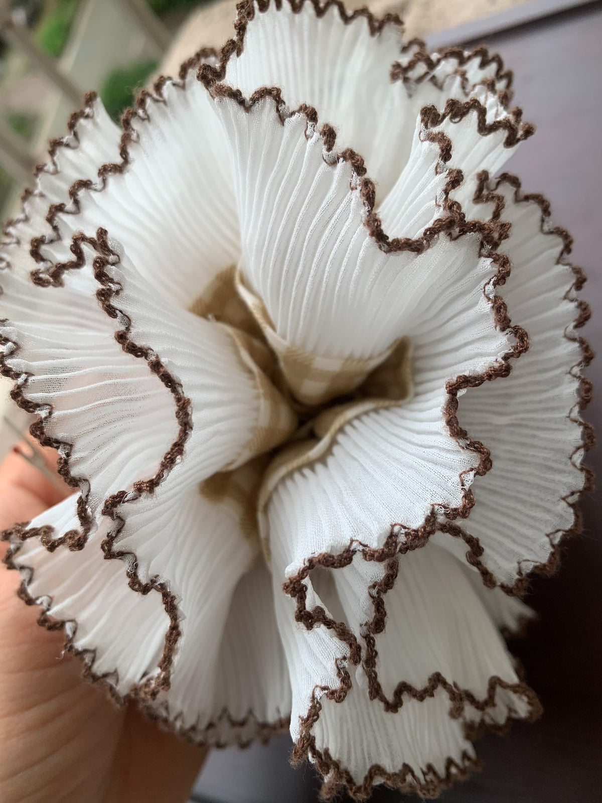Accessoire de cheveux fleur vichy blanc et bords festelonnés
