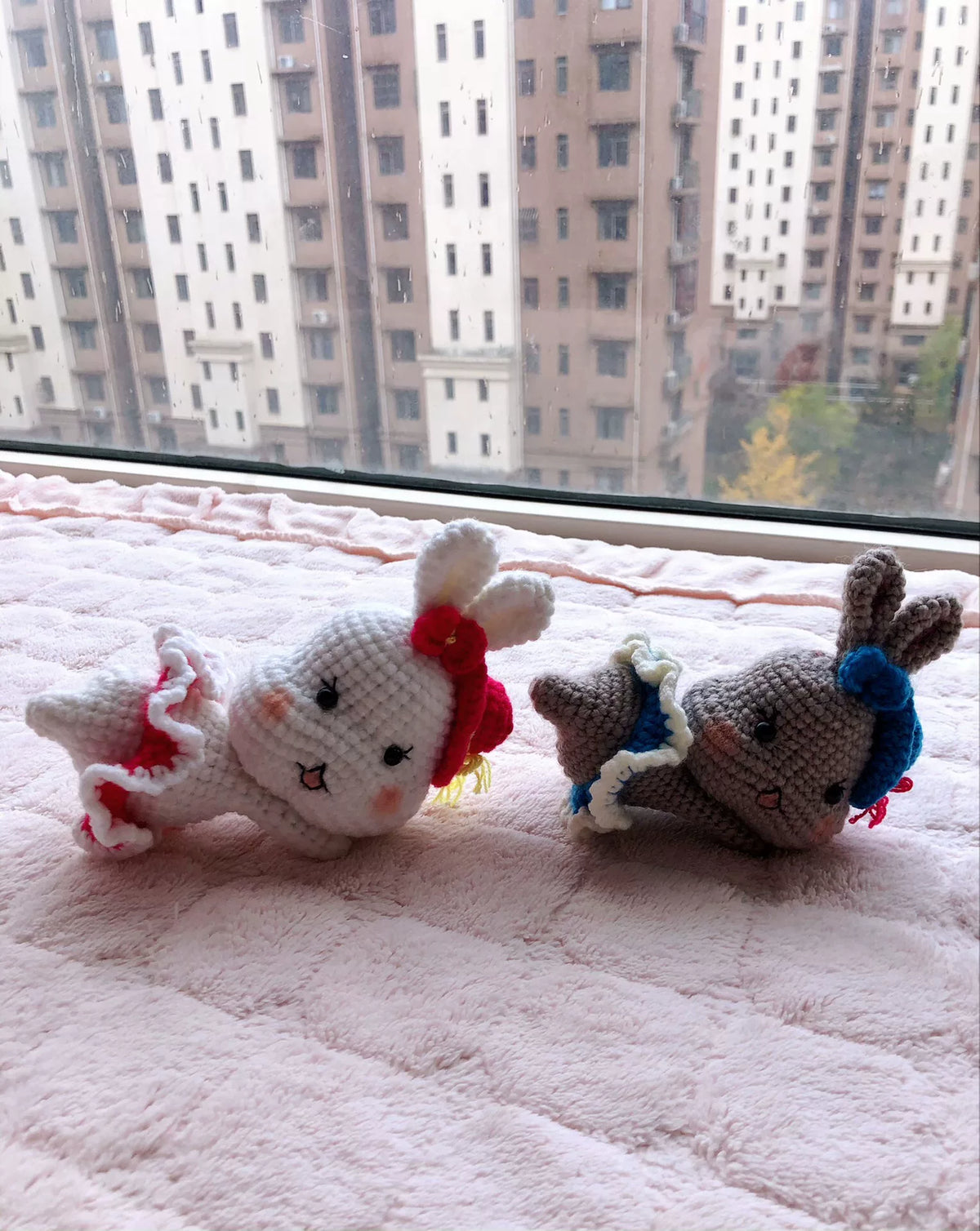 Figurines de lapins au crochet allongés, blanc et gris