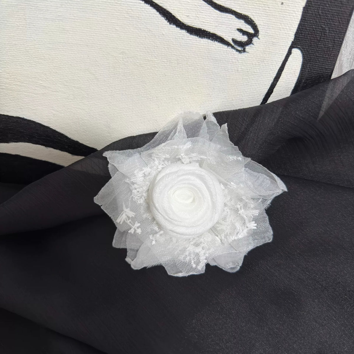 Broche de rosa de tela y satén blanco hecho a mano