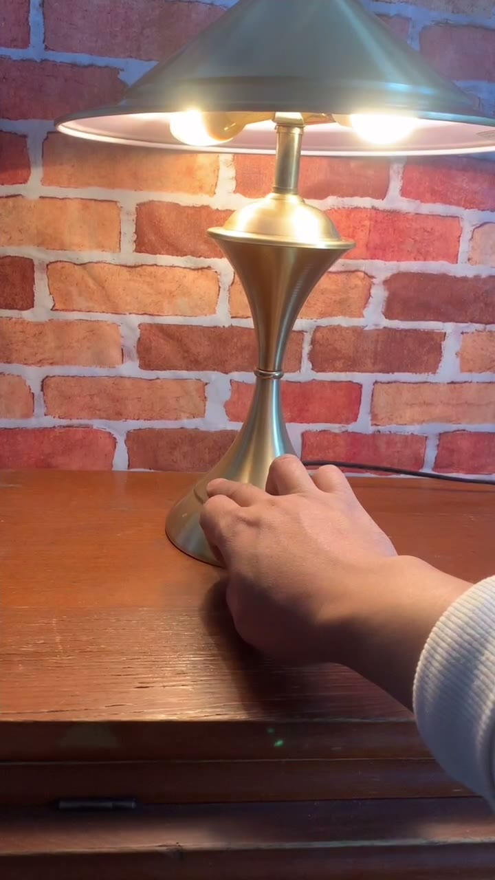 Candeeiro de Mesa em Metal e Latão Vintage