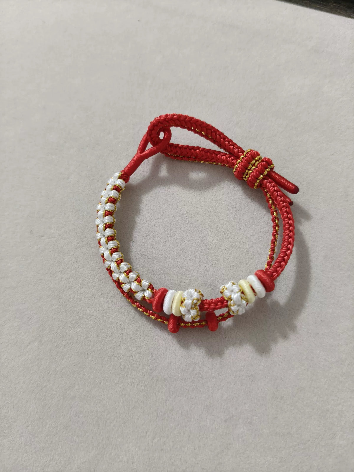 Bracciale Intrecciato a Mano Rosso, Bianco e Oro