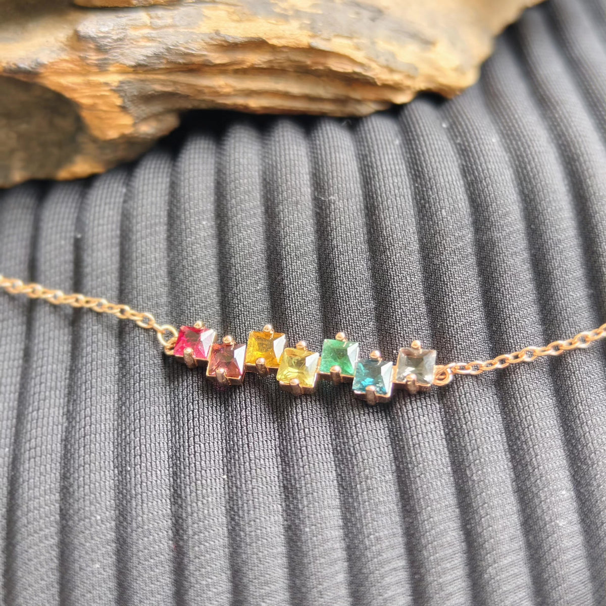 Armband med regnbågsturmalin i kvadrat, rosguld
