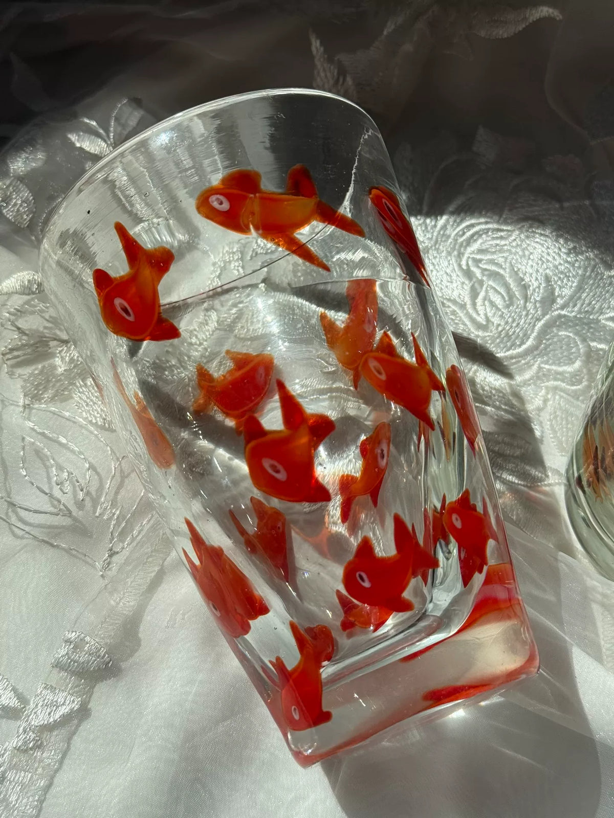 Vintage glazen vis-tumbler met rode rand
