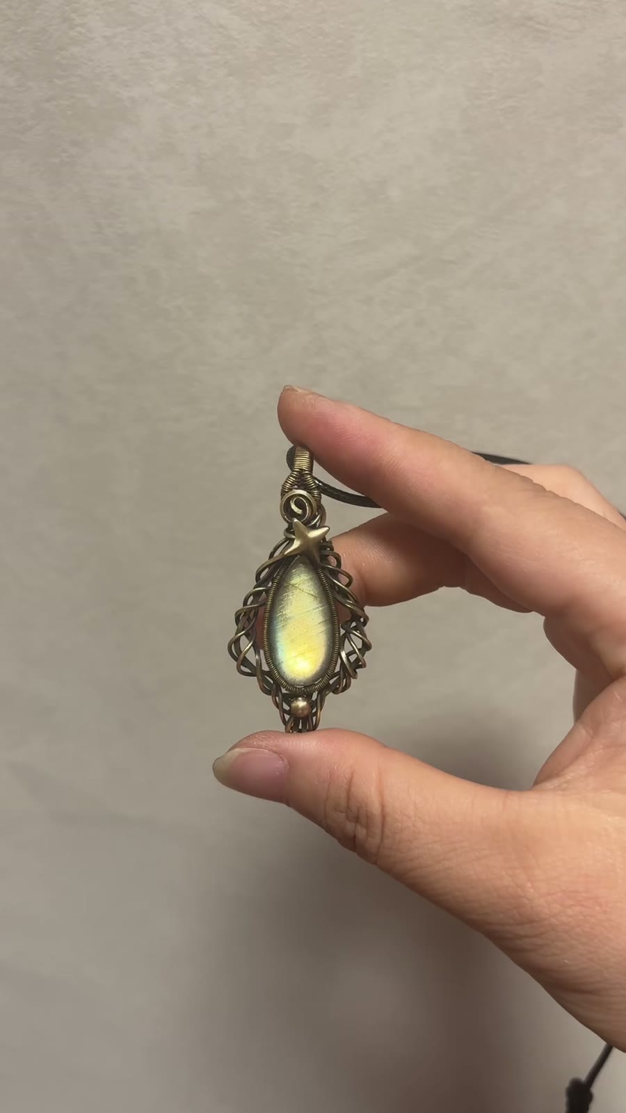 Halsband med hängsmycke i labradorit och virad mässing